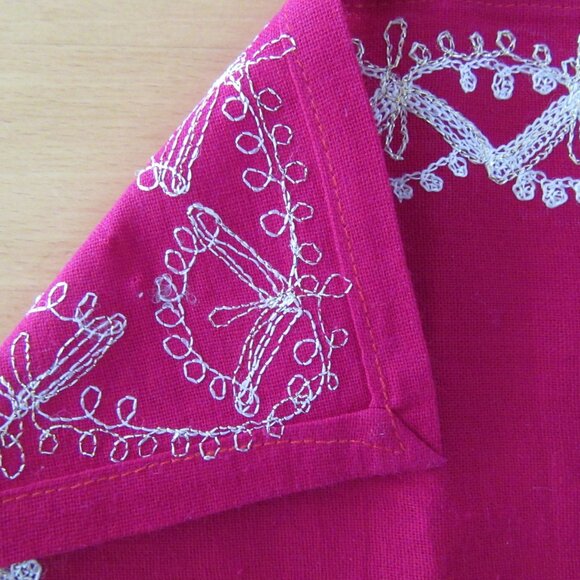 Vintage wine red tablecloth & 4 napkins with white and metallic gold embroidery - Picture 9 of 9